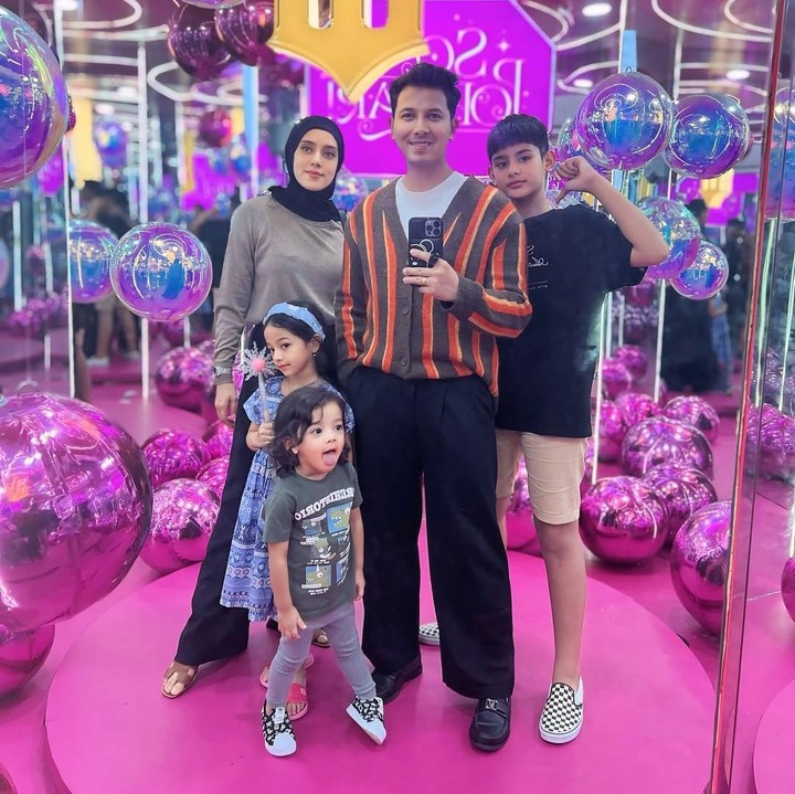<p>King Faaz memang dikenal sebagai anak artis yang <em>sweet</em> banget ke keluarganya. Tak hanya ke ibunda, King Faaz juga sering menunjukkan sisi manisnya ke sang ayah sambung Sonny Septian dan dua adiknya Queen Eljaz dan King Zhafi Zayyan. (Foto: Instagram @fairuzarafiq)</p>