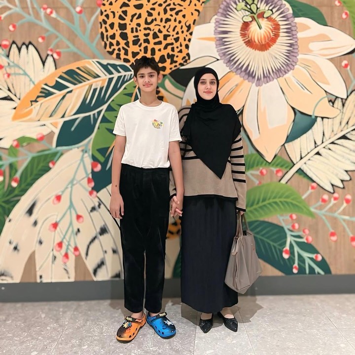 <p>eberapa waktu lalu, Fairuz juga sempat mengungkap perasaannya ketika melihat King Faaz sudah bertumbuh dan memiliki tinggi yang melebihi sang Bunda. Fairuz bahkan mengaku masih tak menyangka kalau putranya itu kini sudah bisa menjadi pelindungnya. "Abang @kingfaazarafiqasli udah lebih tinggi dari mommy, Gak berasa waktu ya nak sudah semakin tinggi, udah bisa jagain mommynya dan tetep sweet nya gak hilang, inget pesen mommy yaa jadi anak sholeh yang rendah hati ramah dan hormat kepada semua orang tanpa memandang status dan umur&hellip;Karena di mata ALLAH kita semua sama," ungkap istri Sonny Septian ini. (Foto: Instagram @fairuzarafiq)</p>