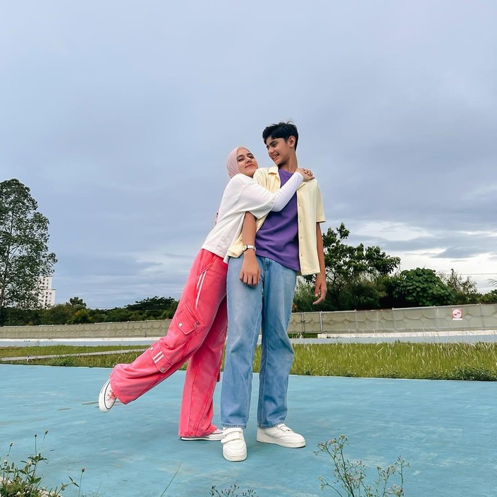 <p>Anak pertama Fairuz Arafiq, King Faaz A Rafiq, sudah berusia 13 tahun, Bunda. King Faaz adalah putra Fairuz dari pernikahannya yang berakhir cerai dengan aktor Galih Ginanjar. Memasuki usia pra remaja, King Faaz kini tumbuh menjadi anak laki-laki yang tampan dan memiliki postur tinggi. (Foto: Instagram @fairuzarafiq)</p>