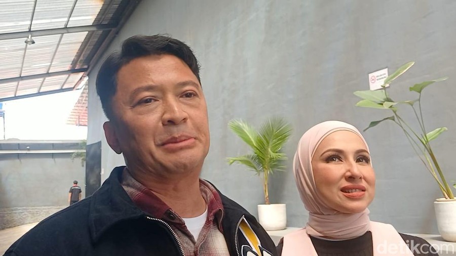 Ferry Maryadi dan Deswita Maharani di kawasan Mampang, Jakarta Selatan, Senin (1/12/2025).