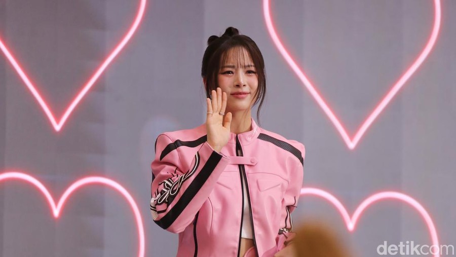 Hana FIFTY FIFTY saat manggung di acara KOREA 360 3rd Anniversary 3Nergy&colon; Rising Together pada Sabtu &lpar;29&sol;11&sol;2025&rpar; di Lotte Mall&comma; Jakarta Selatan&period;