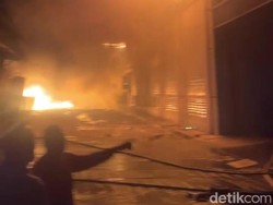 Gudang Pabrik di Pati Terbakar Malam ini
