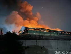 Damkar Sebut Gudang Pabrik Dua Kelinci yang Terbakar ada 2