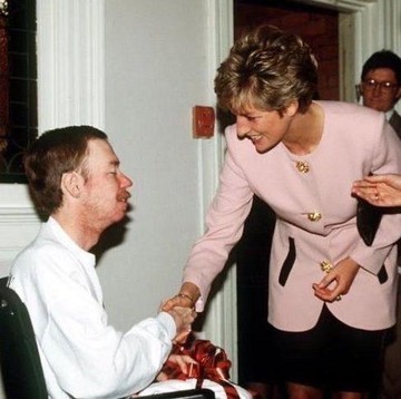 Hapus Stigma Negatif, Ini Kisah Putri Diana Berjabat Tangan dengan Pasien HIV/AIDS