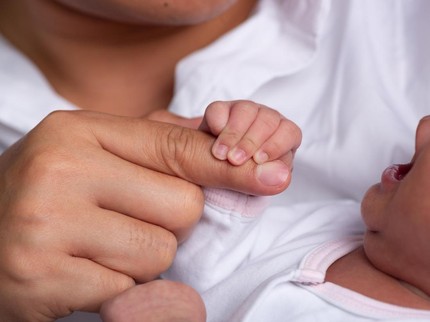 Kisah Haru kala Bencana Sumatra, Bunda Bhayangkari Ini Menyusui Bayi yang Terpisah dari Ibunya