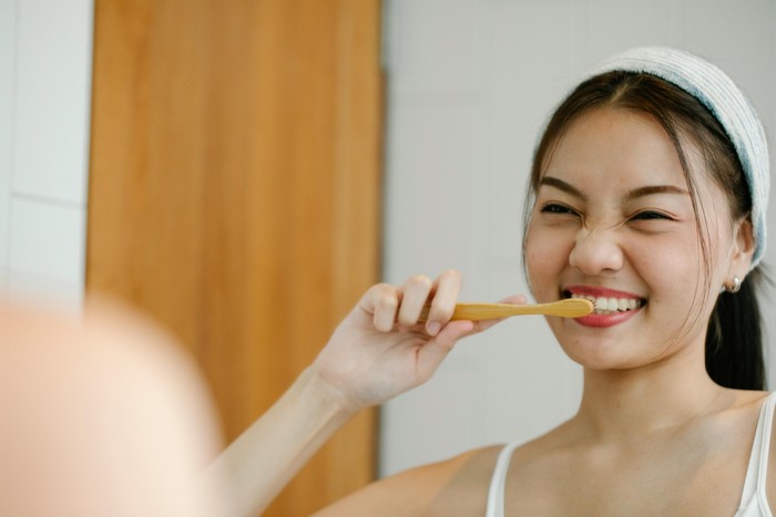 Sikat gigi dengan baking soda dikatakan dapat membuat gigi tampak lebih bersih dan putih. Hal ini terjadi bukan tanpa alasan mengingat baking soda memiliki sifat pemutih alami.