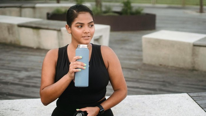 7 Cara Membersihkan Botol Minum yang Mulai Berbau Tak Sedap