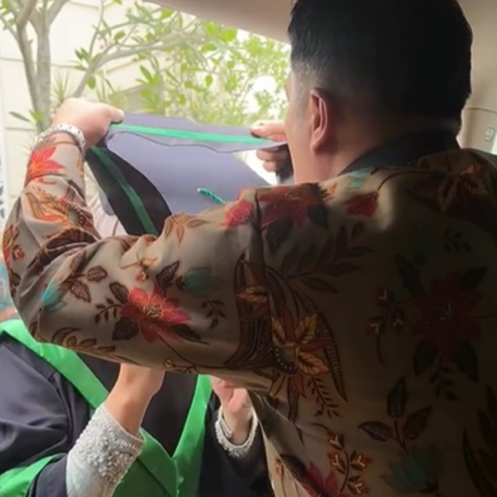 <p>Irfan terlihat membantu memakaikan atribut wisuda sang istri. Ia juga tak henti-hentinya mencurahkan kasih sayangnya kepada Della. Pesan romantis berisi, "Love you, bunda @dellasip," tak lupa ia sampaikan. (Foto: Instagram @irfanhakim75)</p>
