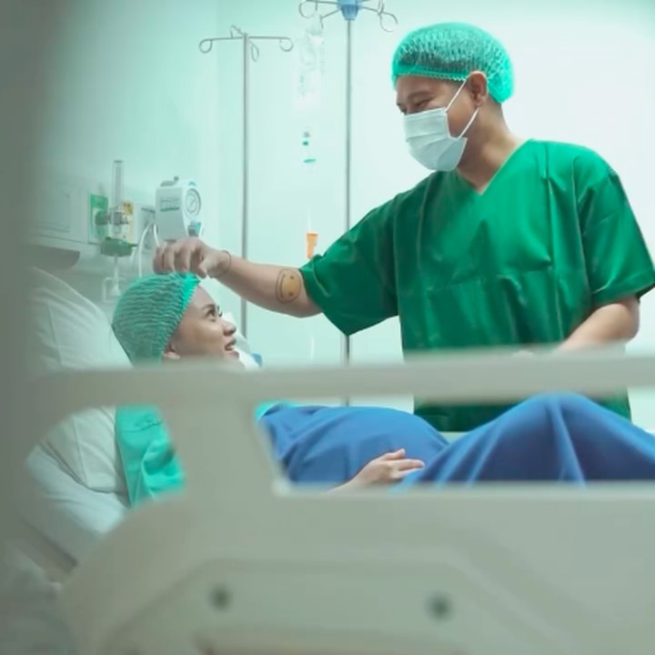 <p>Nino secara khusus mengungkap perasaannya setelah sang putri lahir. Nino memaknainya sebagai doa yang dijawab oleh Sang Pencipta.<em> New level unlocked</em>. Status: [Orang Tua]. Di antara semua rencana &amp; mimpi-mimpi, Tuhan menjawab doa &amp; menitipkan keajaiban kecil-Nya untuk kami jaga sepanjang hidup," tulisnya di Instagram. (Foto: Instagram @ninokayam)</p>