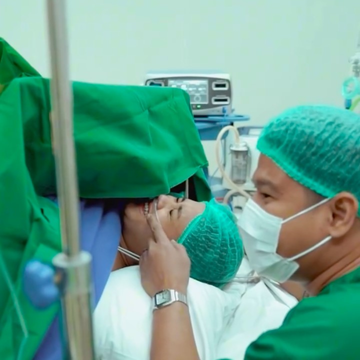 <p>Melalui unggahan di Instagram, Nino mem-posting video yang menunjukkan perjuangan istrinya melahirkan sang putri. Dalam video ini, Nino terlihat selalu mendampingi Ica dari sebelum masuk ruang persalinan. Pria kelahiran Jakarta ini juga berada di samping sang istri selama proses persalinan untuk memberikan dukungan. (Foto: Instagram @ninokayam)</p>