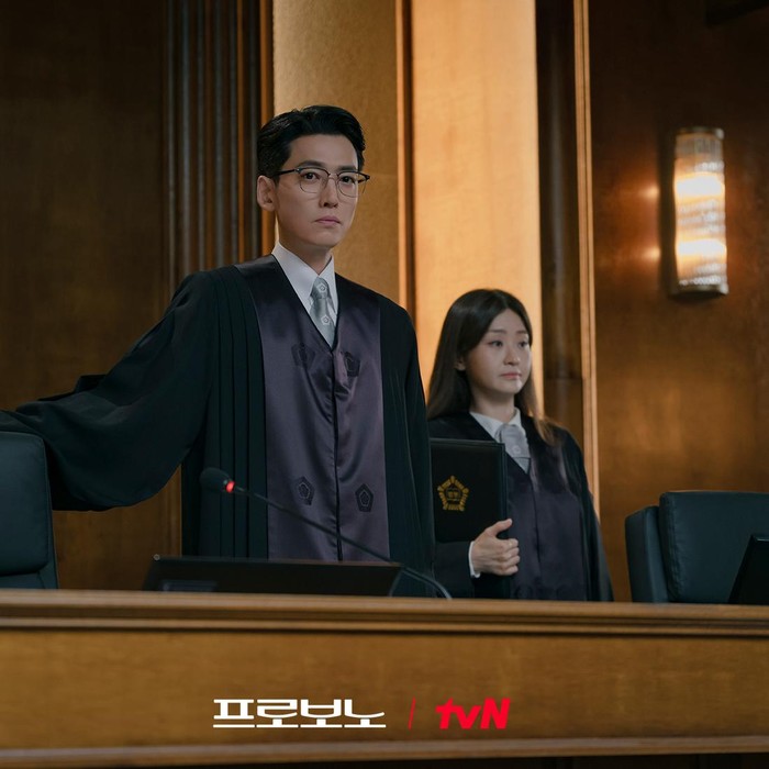 Jung Kyung Ho berbagi banyak hal tentang pengalamannya membintangi Pro Bono. Mulai dari bagaimana ia tertarik dengan karakter seorang hakim yang awalnya materialistis, serta bagaimana ia mempersiapkan transformasi karakternya.