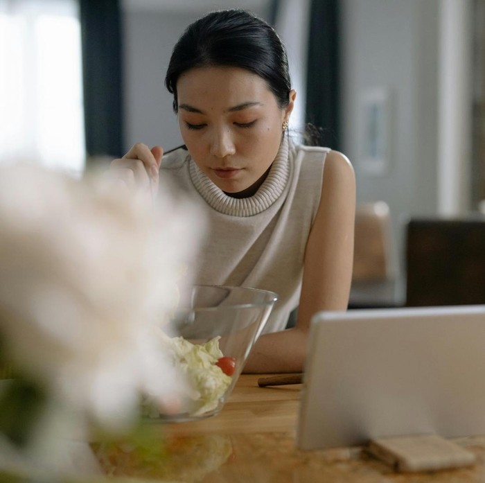 Introvert menghargai momen tenang mereka sebagai waktu untuk mengisi ulang energi, merenung, dan bersantai. Jika mereka menjalani minggu yang aktif secara sosial, mereka mungkin perlu waktu untuk diri sendiri sebelum memulai aktivitas sosial lainnya.