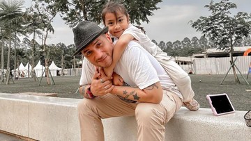 Berita Seputar Selebriti Insertlive Terkini : Ayah yang Protektif, 7 Momen Hangat Gary Iskak Bareng Anak Kini Tinggal Kenangan