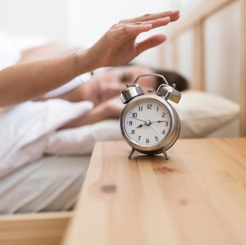 5 Ciri Kepribadian Orang yang Suka Tekan Tombol 'Snooze' Alarm di Pagi Hari Menurut Psikolog