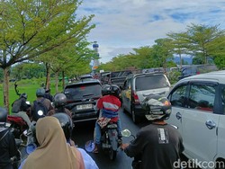 Hujan Deras Picu Kemacetan 1,5 Km di Bundaran By Pass Mataram