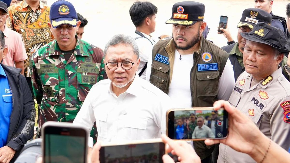 Di Padang, Zulhas Janji Tambah Pasokan Pangan untuk Korban Banjir