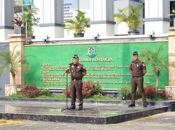 Agus Sahat ST Pimpin Apel Pertama sebagai Kepala Kejati Jatim