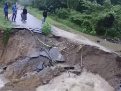 Jalur Alternatif Kendari-Konawe Selatan Amblas 4 Meter Akibat Hujan Deras