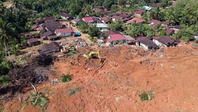 Warga Korban Banjir Tapteng Terisolir Bertahan Hidup Makan Durian