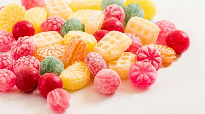 Makanan dan minuman manis penyebab perut buncit. Sebagai gantinya, selalu makan makanan utuh dan air putih.