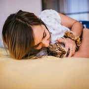 5 Sifat Unik Orang yang Sering Tidur Bareng Hewan Peliharaan Menurut Psikolog