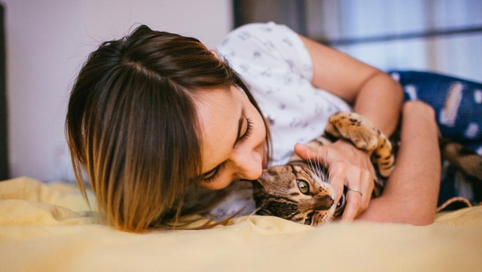 5 Sifat Unik Orang yang Sering Tidur Bareng Hewan Peliharaan Menurut Psikolog