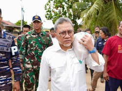 Tinjau Lokasi Bencana di Padang, Zulhas: Bantuan Pangan Ditambah 2 Kali Lipat