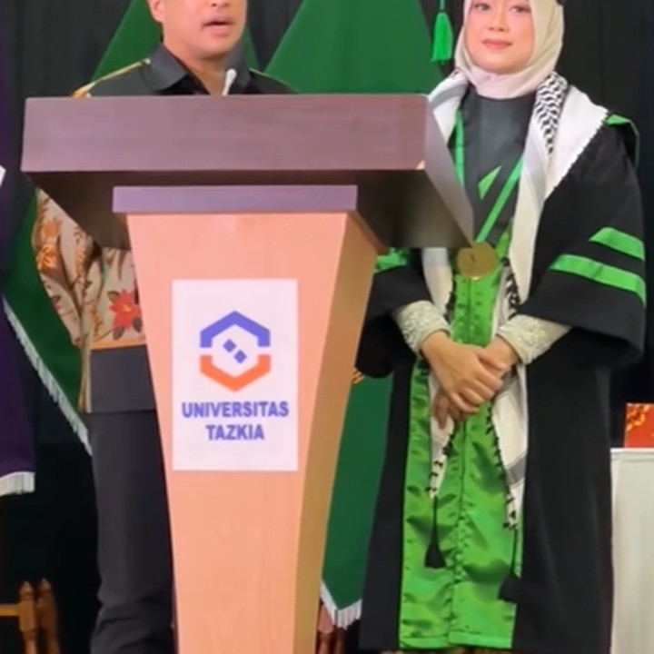 <p>"Memang tidak mudah. Istri saya tercinta ini bisa menyelesaikan hari ini bukti bahwa tanggung jawab dilakukan, tapi cita-cita juga diwujudkan," tutur Irfan menutup pidato dengan penuh rasa haru dan bangga. (Foto: Instagram @irfanhakim75)</p>