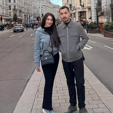 Ekspresi 'Dingin' Disorot, 7 Potret Angel Karamoy & Gusti Ega Liburan Bareng ke London