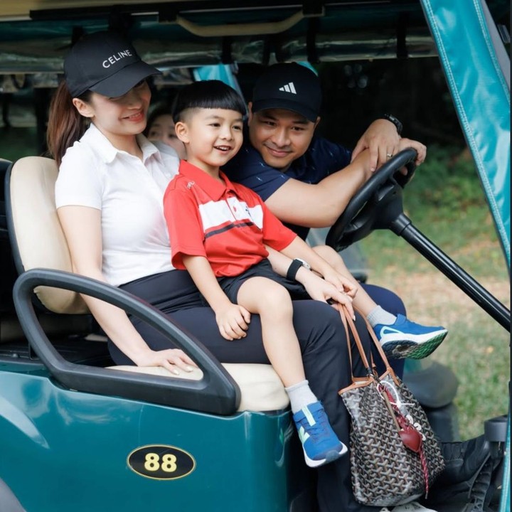 <p>Selalu ada cerita menatik dari keluarga Chelsea Olivia &amp; Glenn Alinskie. Anak keduanya, Dante Oliver Alinskie, baru saja mengikuti turnamen golf untuk pertama kalinya. (Foto: Instagram @chelseaoliviaa)</p>