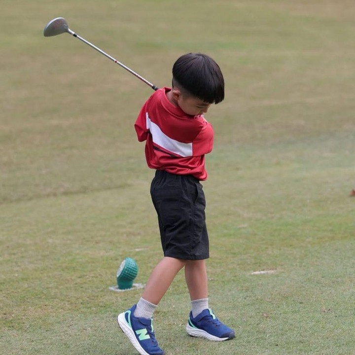 <p>Enggak cuma Chelsea, Ayah Glenn juga tak bisa menyembunyikan rasa bangganya terhadap sang putra. "Turnamen golf pertama Dante&hellip; tanpa ekspektasi, hanya ingin dia menikmati permainannya. Dengan 33 anak yang berkompetisi, melihatnya meraih posisi ke-3 adalah momen yang tak terlupakan. Bangga padamu, Sobat," kata Glenn melalui Instagramnya. (Foto: Instagram @chelseaoliviaa)</p>