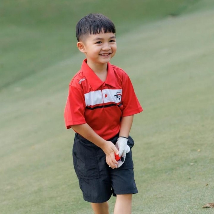 <p>Meski masih kecil, Dante sudah terlihat sangat mahir bermain golf. Melihat dari beberapa unggahan di Instagram Chelsea dan Glenn, tampak ia juga sangat rajin dalam berlatih olahraga yang satu ini, Bunda. (Foto: Instagram @chelseaoliviaa)</p>