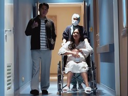 7 Momen Haru Istri Nino RAN Melahirkan Anak, Nangis Lantunkan Azan di Telinga Buah Hati