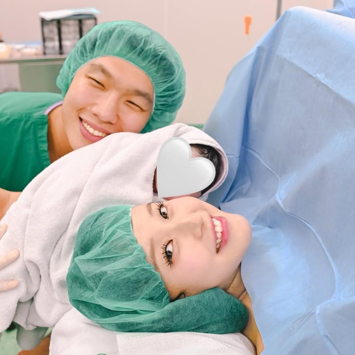 <p>Kelahiran anak pertama ini begitu dinanti Vior dan keluarganya. Pasalnya, ini menjadi cucu pertama di keluarga besar Vior, Bunda. Perlu diketahui, Vior dan Vincent resmi menikah pada 7 Desember 2024. Pada Juni 2025, Vior mengumumkan kehamilan pertamanya ke publik.&nbsp;(Foto: Instagram @nafaspertama via @nitavior)</p>