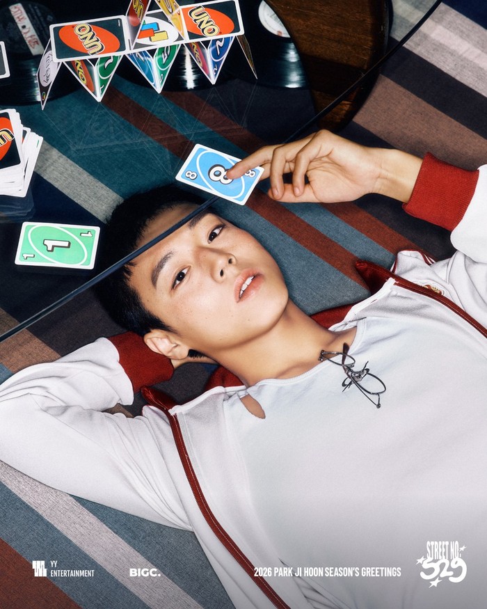 Para penggemar maupun publik pun berpendapat bahwa gaya rambut buzz cut itu membuat sang artis terlihat jauh lebih tampan dan bikin pesona Park Ji Hoon semakin terpancar. Apakah kamu juga setuju, Beauties? / Foto: instagram.com/yy_ent