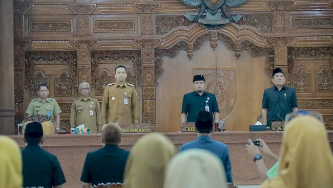 Rapat Paripurna DPRD Klaten membahas Raperda Pajak Daerah dan Retribusi, Fokus pada optimalisasi pendapatan tanpa membebani masyarakat, kata Wakil Bupati.