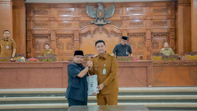 Bupati Klaten Hamenang Wajar menyampaikan Raperda Pajak dan Retribusi Daerah dalam Rapat Paripurna, regulasi ini penting untuk pendapatan dan investasi daerah.
