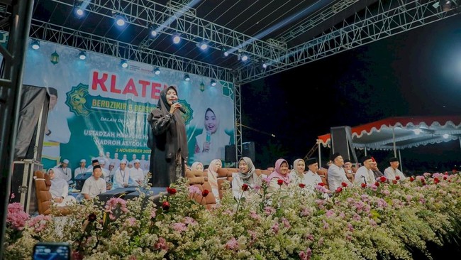 Ribuan warga Klaten hadir di acara Berdzikir dan Bersholawat bersama Ustadzah Mumpuni. Bupati Hamenang apresiasi kegiatan sebagai wujud syukur dan kebersamaan.