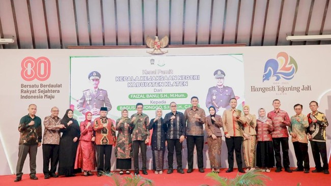 Kegiatan ini menjadi momen perpisahan dengan Kepala Kejari Klaten Faizal Banu, serta penyambutan Kepala Kejari Klaten baru, Bagus Priyonggo.