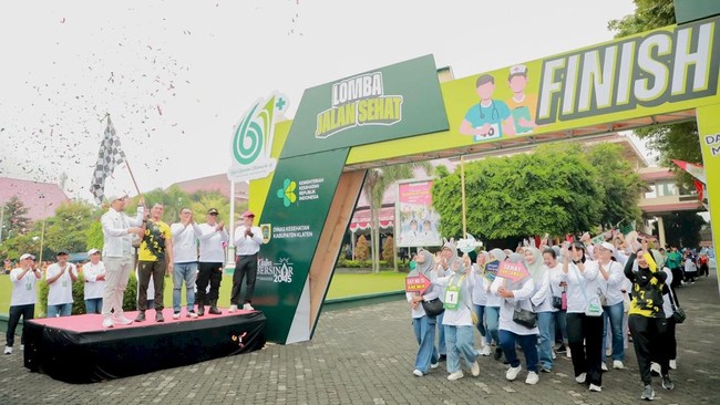 Bupati Klaten, Mas Hamenang mengatakan, kegiatan jalan sehat semacam ini merupakan sarana memperkuat semangat hidup untuk tetap bugar.