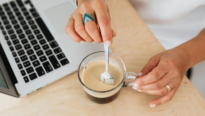 Produk pengganti gula bisa sebabkan perut buncit. Untuk memaniskan makanan atau minuman, bisa gunakan alternatif seperti stevia.