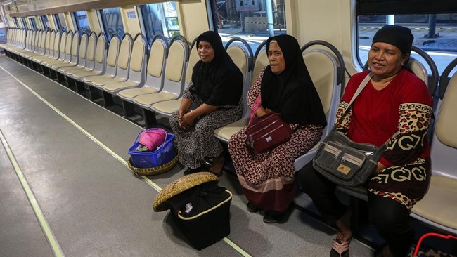 Kereta api (KA) penumpang khusus untuk melayani petani dan pedagang resmi beroperasi mulai Senin (1/12).
