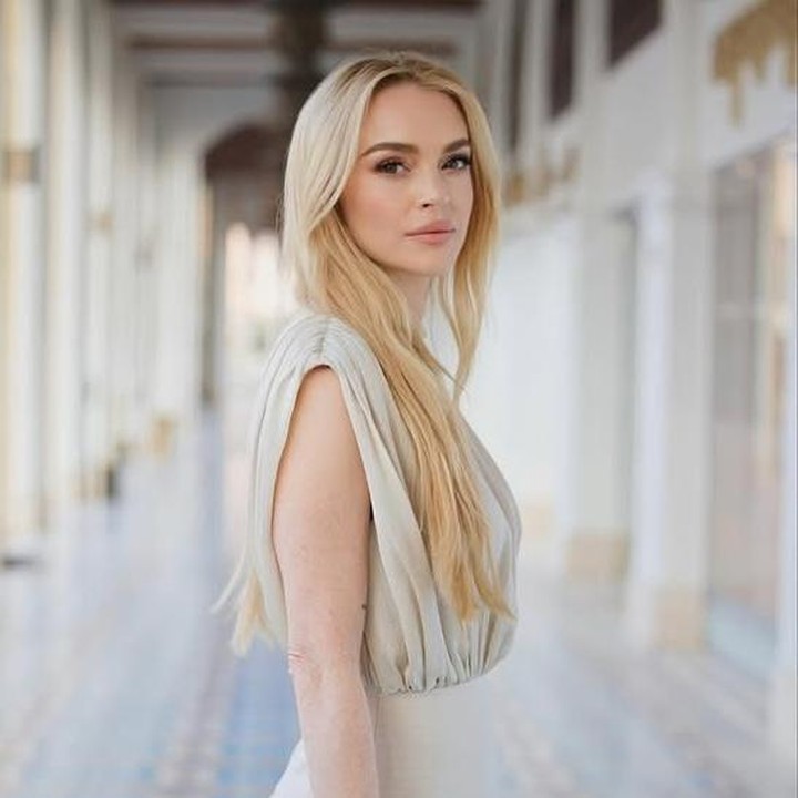 <p>Bintang film <em>Mean Girls</em> ini juga sering membagikan berbagai potret terbarunya di Instagram. Banyak netizen yang memuji penampilannya dan menyebut Lindsay kini tampak semakin cantik dan <em>fresh</em>, Bunda. (Foto: Instagram @lindsaylohan)</p>