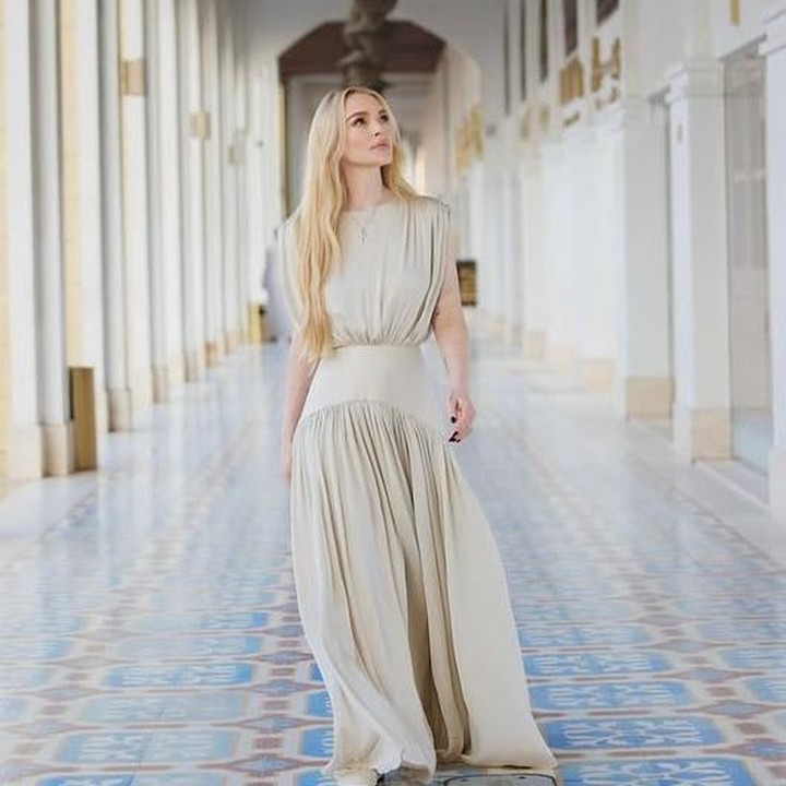 <p>Salah satunya datang dari akun Instagram <em>@cat****</em> yang memuji, "Ini penampilan selebritas paling cantik yang pernah kulihat,". "Selalu bikin takjub seperti biasanya," tulis <em>@bre****.</em> "Lindsay, kamu terlihat sangat cantik. Rambutnya, gaunnya... semuanya! Kamu benar-benar melampaui dirimu sendiri. Selamanya salah satu aktris favoritku," tambah <em>@jes****</em>. (Foto: Instagram @lindsaylohan)</p>