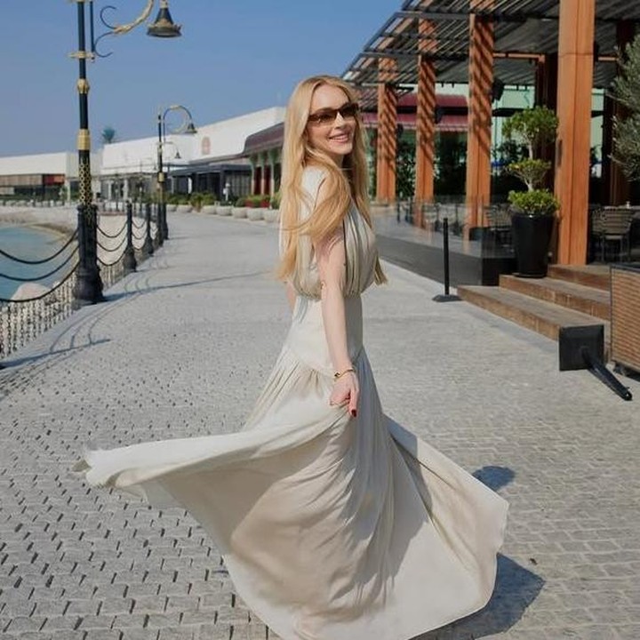 <p>Perempuan berusia 39 tahun ini juga bercerita bahwa tinggal di Dubai memberinya semua hal yang ia butuhkan, Bunda. Ia merasa mendapatkan privasi sekaligus ketenangan yang tidak selalu bisa ia miliki saat berada di tempat lain. "Di Dubai saya mendapatkan semua itu. Saya mendapatkan privasi, saya mendapatkan kedamaian, saya mendapatkan ruang. Saya tidak perlu khawatir di sana; saya merasa aman," tuturnya. (Foto: Instagram @lindsaylohan)</p>