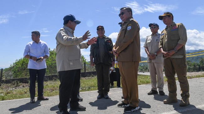 Presiden Prabowo Subianto meninjau posko bencana di Aceh, prihatin atas korban jiwa. Ia berjanji perbaiki infrastruktur yang rusak akibat banjir.