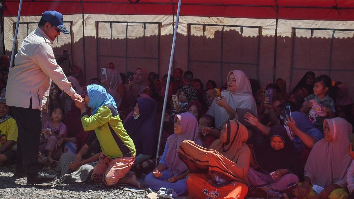 Warga Korban Banjir Sambut Hangat Prabowo di Tapanuli Tengah