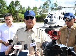 Prabowo Kunjungi Posko Pengungsian Korban Bencana Banjir di Sumut