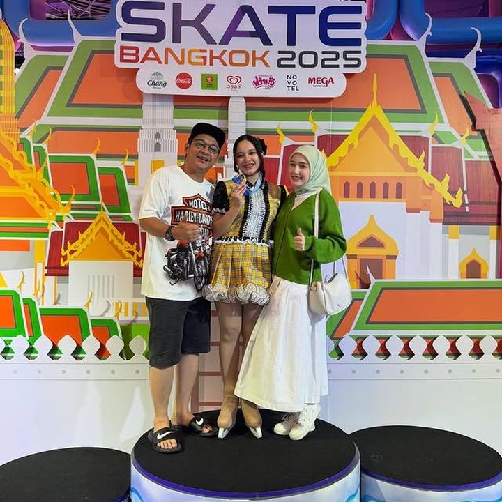 <p>Menilik dari <em>caption</em>-nya di Instagram, Adelia mengungkapkan rasa bangganya terhadap putri sambungnya itu, Bunda. "Yeay <em>congratulation</em> cici. Juara 1 <em>skate</em> bangkok dapet 2 piala. <em>Proud of u</em>....<em>Thanks coach</em> <em>@kandiyaaa</em>. Seneng bgt bisa anterin <em>support</em> sekaligus jadi MuA dadakan," tulis Adelia. (Foto: Instagram @adeliapasha)</p>