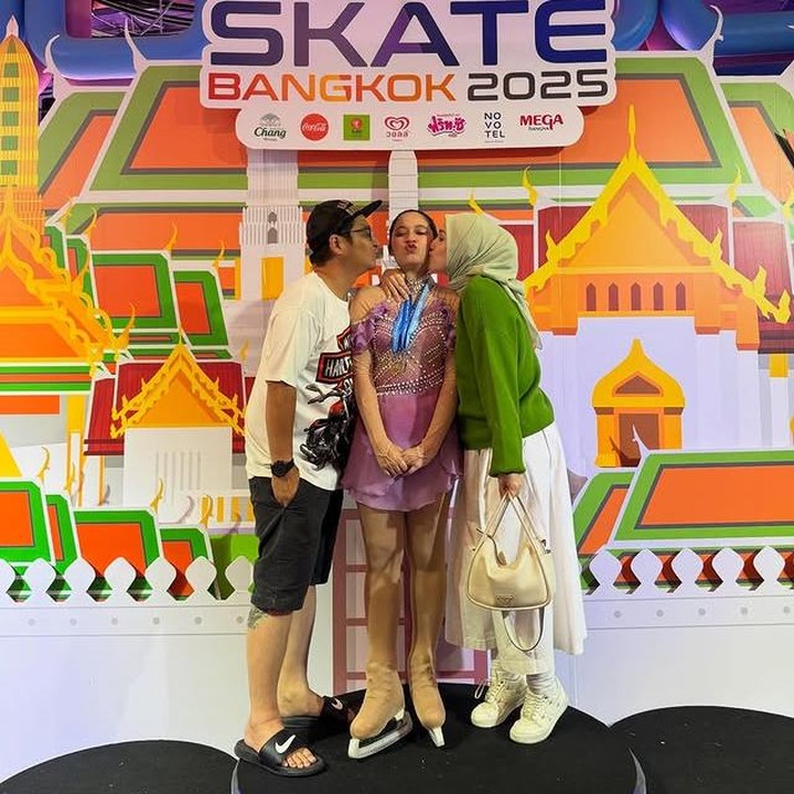 <p>Shakiena Azalea merupakan anak kedua Pasha Ungu dari pernikahan pertamanya dengan Okie Agustina. Gadis yang akrab disapa Cici ini diketahui memiliki hubungan yang sangat dekat dengan Bunda sambungnya, Adelia Wilhelmina. (Foto: Instagram @adeliapasha)</p>